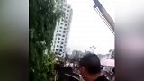 浙江一轿车失控撞车再撞断护栏 “倒栽葱”式坠桥