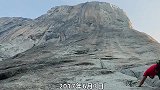 这是真实的拍摄镜头，无任何保护措施，徒手攀爬几百米的巨岩