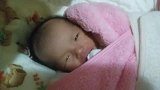 实拍刚出生的女儿睡前挣扎的小表情，我的心都要被她萌化了