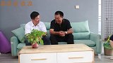 老家邻居上门请龙龙爸喝喜酒，见面直夸霞年轻，龙龙爸啥反应？
