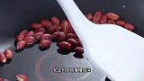 做油泼辣子时千万不要直接往辣椒上面泼油，不仅不香而且容易烧糊
