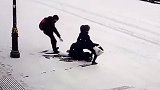 大写的尴尬！女子雪天摔地 2路人好心搀扶一同滑倒