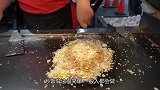 大姐夜市卖炒饭，8元一份还没出锅就被预定光，顾客急着拼桌吃！