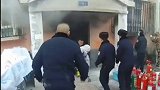 居民楼起火，婴儿被困，民警身披棉被救出小婴儿，向守护我们安全的民警致敬！ 冬游齐鲁