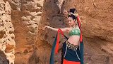 甘肃女孩表演敦煌舞，舞姿优美妖娆妩媚，气质这块一点不输给专业