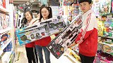 童年短剧：小伙伴逛超市，司音买“吃鸡”玩具送给虎妹，感情真好