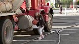 小女孩启动水泥车，没想到水泥直接灌进了汽车内，真是个熊孩子