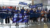 热情高涨！国米球迷机场放声高歌 等待球队抵达南京