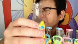 眼镜哥吃趣味零食“啤酒瓶糖果”，起子开盖大口吃，香甜脆沙