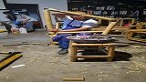 用竹子做桌子，师傅好手艺