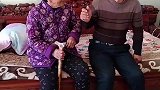 老母亲今天腿疼，让七十三岁儿子给按摩会，不好好给按，这回舒服了吧