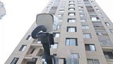 杭州一小区装47个摄像头全部朝天：防高空抛物