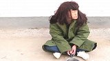 乞丐乞讨被大妈侮辱，大妈丢钱包乞丐却做出这件事，大妈沉默了