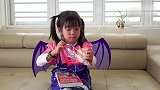 小萝莉和妹妹吃薯片唱儿歌好有趣