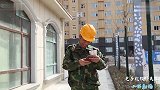 农名工刚发工资，路遇女子路边哭泣，接下来的做法感动众人