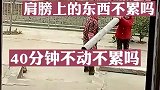 邻居老人抱着东西和女子婆婆聊天