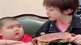 小胖子和妈妈吃面包蟹，没想到妈妈用头打开，结果让人忍不住想笑