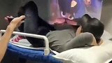 火车上的夜生活,没想到居然还有人在这撩妹,老老实实的不好吗