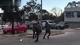 将巨型假蜘蛛系在路人身上，吓死人
