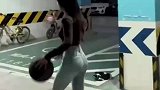 女子实在憋不住了，在地下停车场玩起了篮球