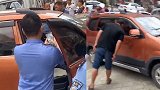 老人自行进他人车内后身亡 民警：有精神问题，门锁故障自行进入