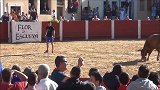 男子作死挑衅斗牛，斗牛接下来的举动果然没有让人失望