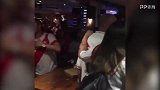 世界杯-18年-秘鲁民众酒吧狂欢庆祝 一球迷激动得掩面哭泣-新闻
