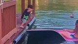小宝宝张开双臂,迈出了勇敢的一步。这老爸能接住吗