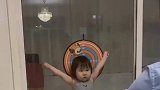 当爸爸独自带娃会发生什么，闺女认真营业表情到位