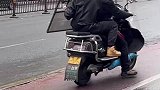 男子把头卡进窗户，无奈之下找消防员帮忙