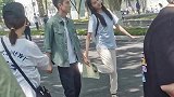 关晓彤被指故意扮可爱 《曾少年》张一山关晓彤路透，关晓彤好元气