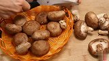香菇炖豆腐越炖越入味，上桌香气四溢，看完又学会一道下饭菜