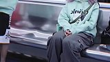 女生和男生撞衫，把位置让给乘客，这个氛围简直不要太尴尬