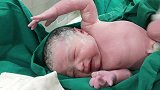 产房实拍新生儿刚出生的模样，头上“脏兮兮”的，你见过吗