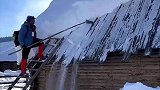 这里的木屋太奇特了，一敲雪全部下来