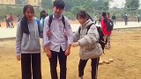 学生时代谁还没有几个损友，女孩的一个动作就把男孩子放倒了