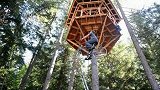 小伙耗时一年，把树屋建在9米大树上，每天蹬自行车爬树进屋