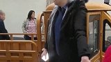 小伟学驾照回来了，他之所以这么努力，是不想被任何女人瞧不起！