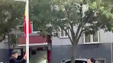 爷爷高举着国旗，孩子对国旗敬礼