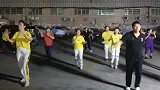 广东佛山一男子跳广场舞，女士们吓得面红耳赤，背景音乐真好听
