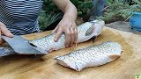 公公喜欢吃鱼，儿媳煮酸菜鱼，香辣开胃，公公喝着啤酒吃着鱼，爽