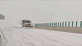 青岛青平高速交警在龙青高速青岛段配合路政部门除雪作业 青岛 交警 铲雪车