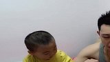 爸爸不给宝宝吃，可把宝宝气坏了，下一幕憋住别笑！