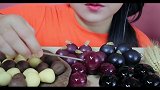 圆溜溜的葡萄果冻看起来也太好吃了吧，咀嚼音听起来太治愈了