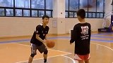 独臂篮球少年有多了不起？张家城单挑宏远徐杰，杜锋带头全队鼓掌