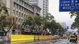 甘肃兰州一中学门口地基裂缝 路面出现50米长突起