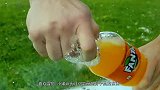 在水下打开灭火器，会有怎样的景象？一起来见识一下！