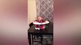 宝宝，你这么坐在饭桌上啊！这么着急吃饭吗
