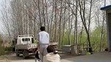 不得不说农村人真是会玩，看小伙的这一操作，属实给我看呆了
