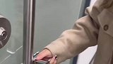 女子锁门时锁孔朝内，现在上班打不开门了